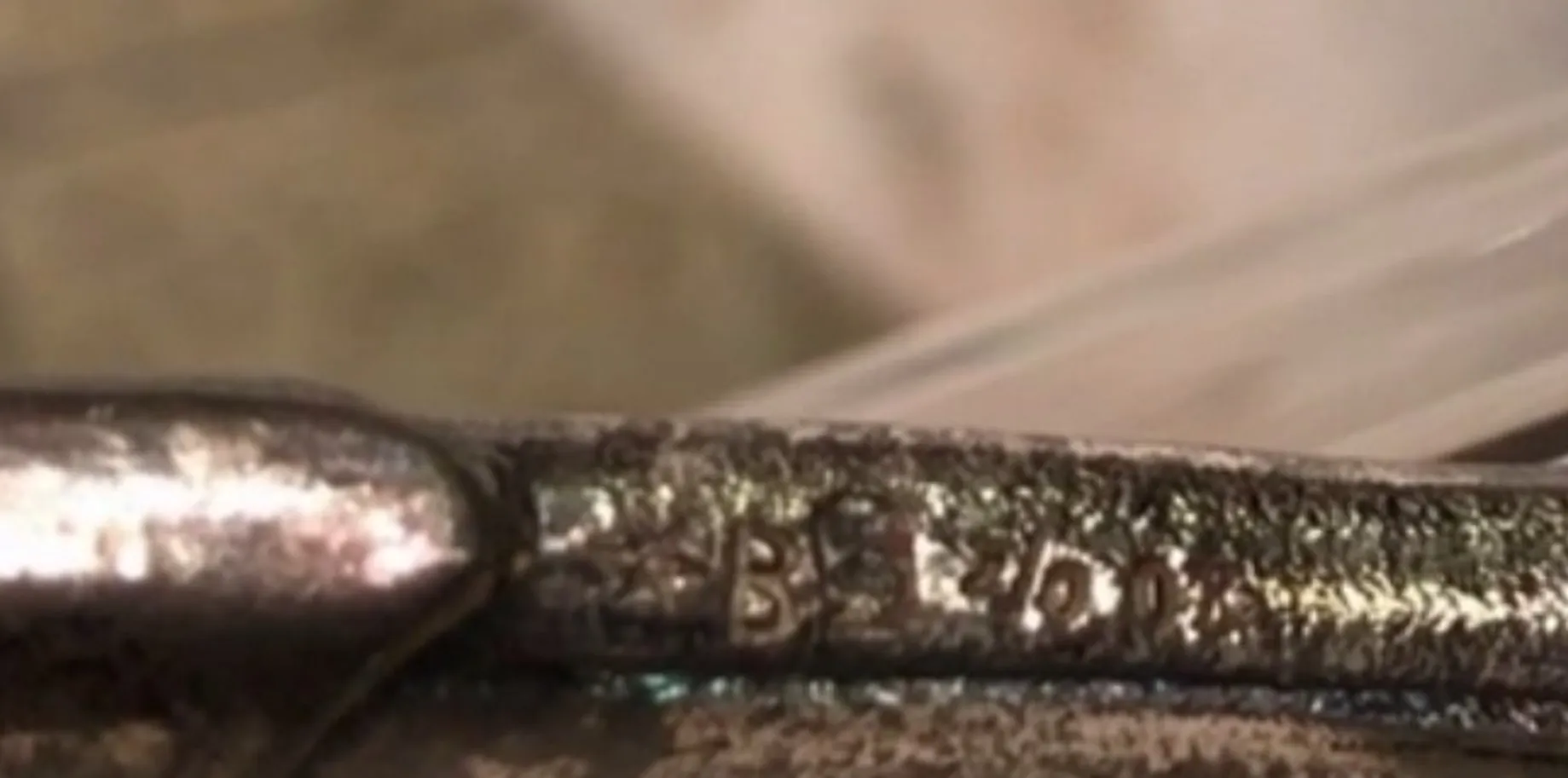 Paire de pichets WMF anciens avec des détails élaborés sur un fond doux