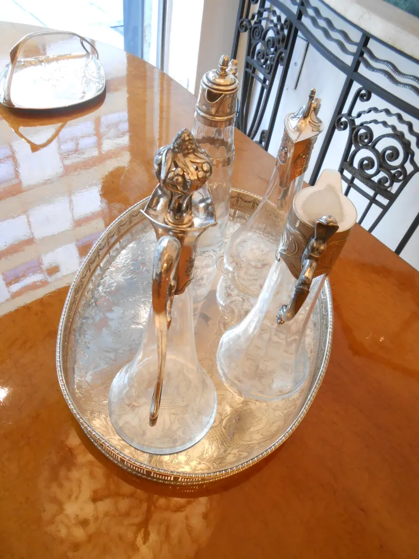 2 jarras wmfs antigas com detalhes decorativos e serveware