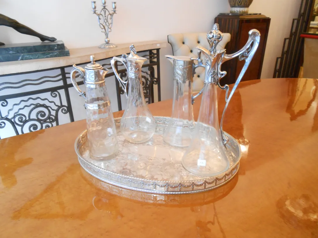 deux pichets en verre sur un plateau décoratif avec des détails