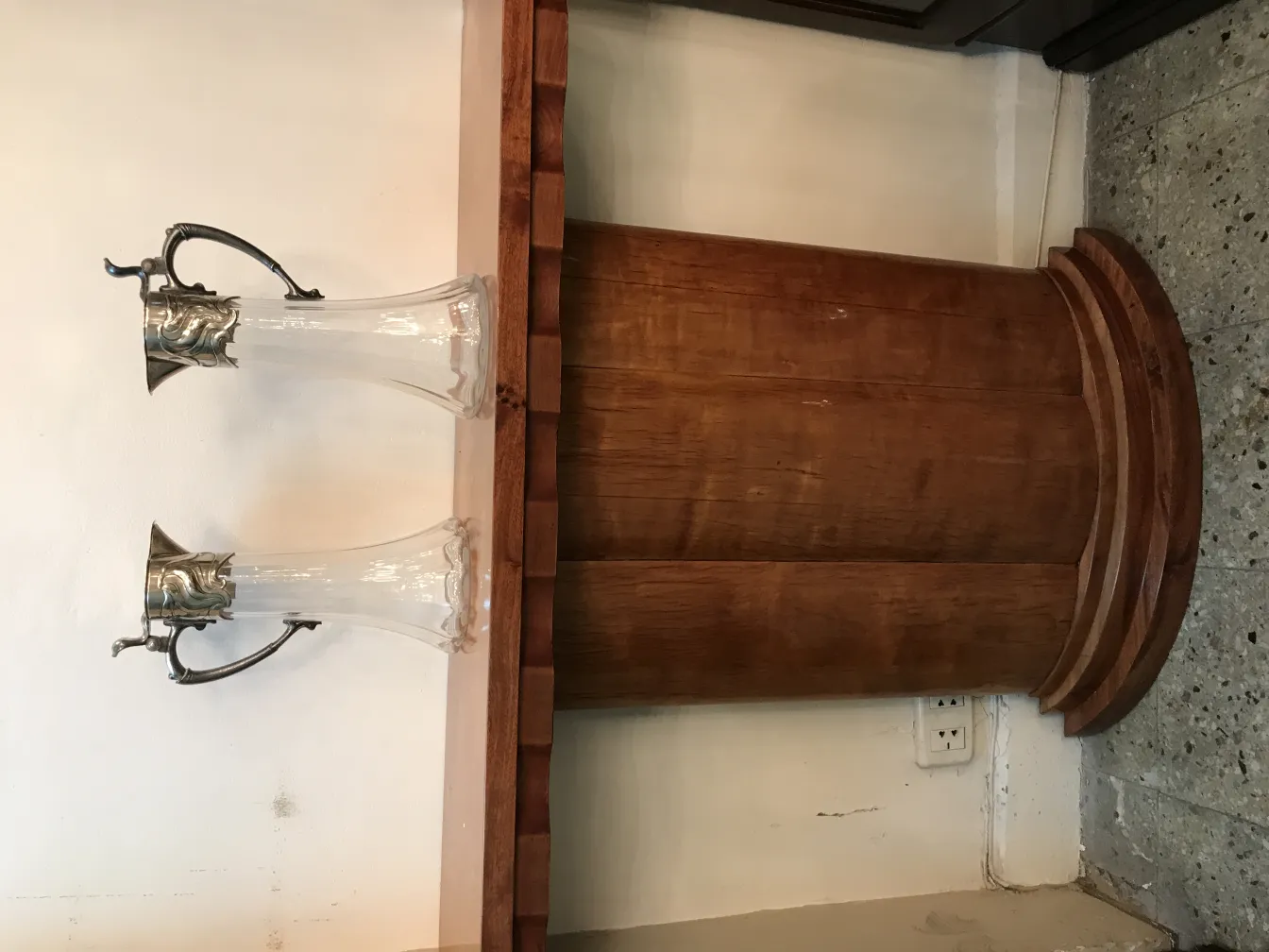 duas jarras antigas WMF em uma prateleira de madeira