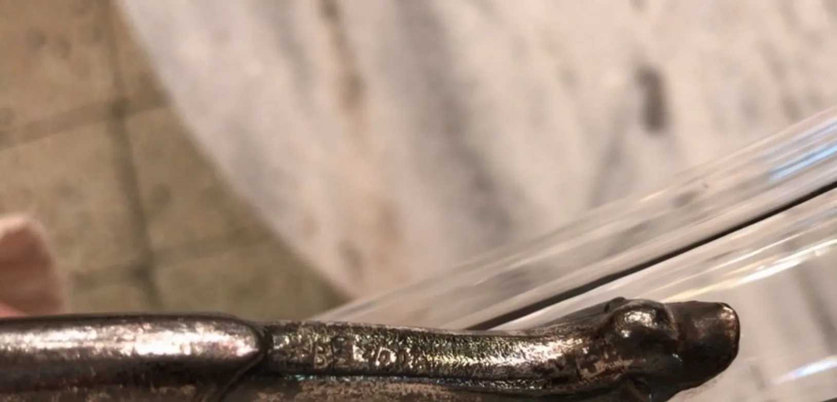 पुरानी 2 जग, अनोखे wmfs डिज़ाइन विवरण के साथ।