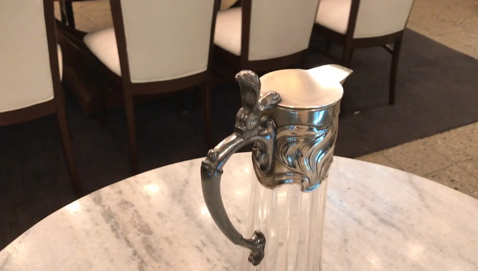 Duas jarras antigas wmfhistoricas com design elegante e detalhes na alça.