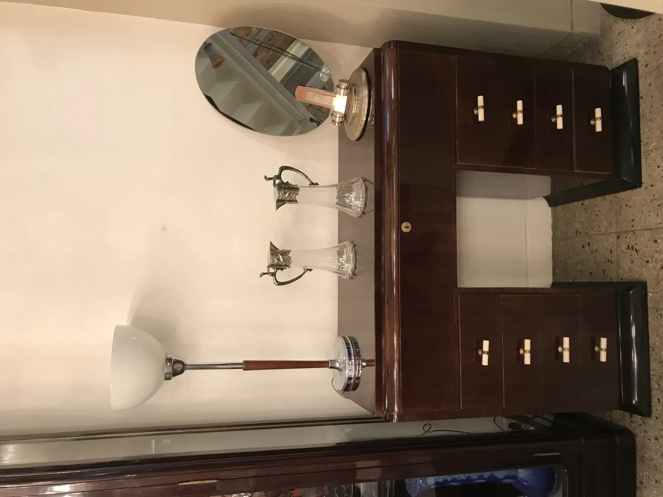 Duas jarras antigas wmfs em uma mesa decorativa