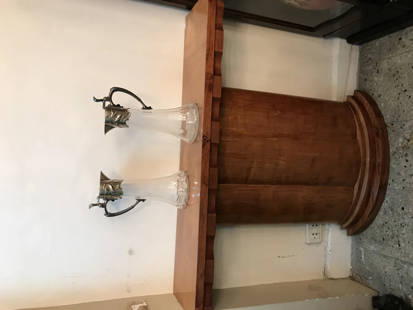 Bild von 2 antiken Krügen wmfen auf einem Holztisch