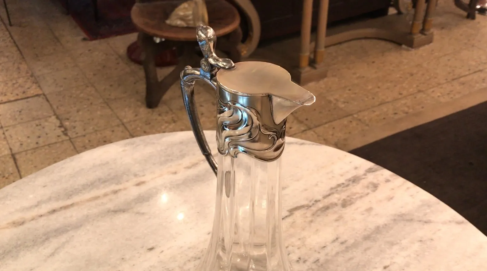 2개의 고전 WMF 주전자가 대리석 테이블 위에 있습니다