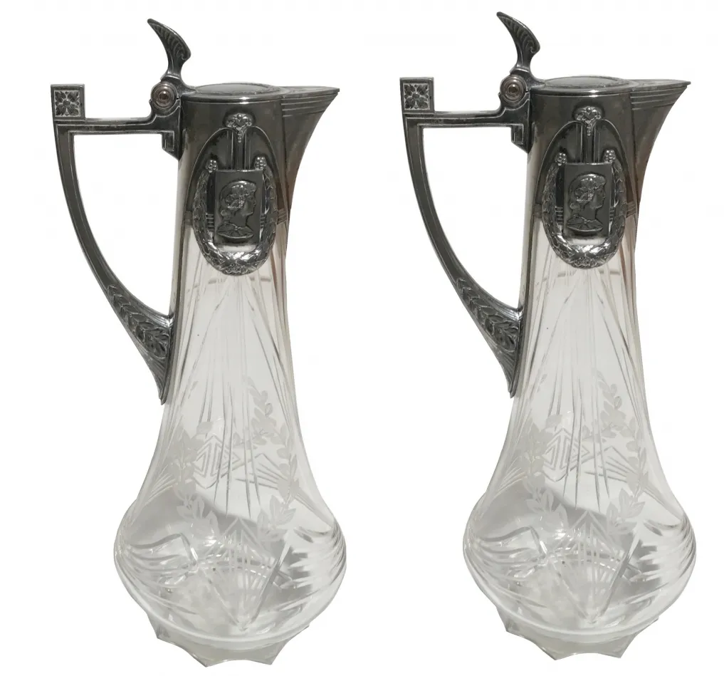 Conjunto de dos jarras antiguas WMF con detalles decorativos