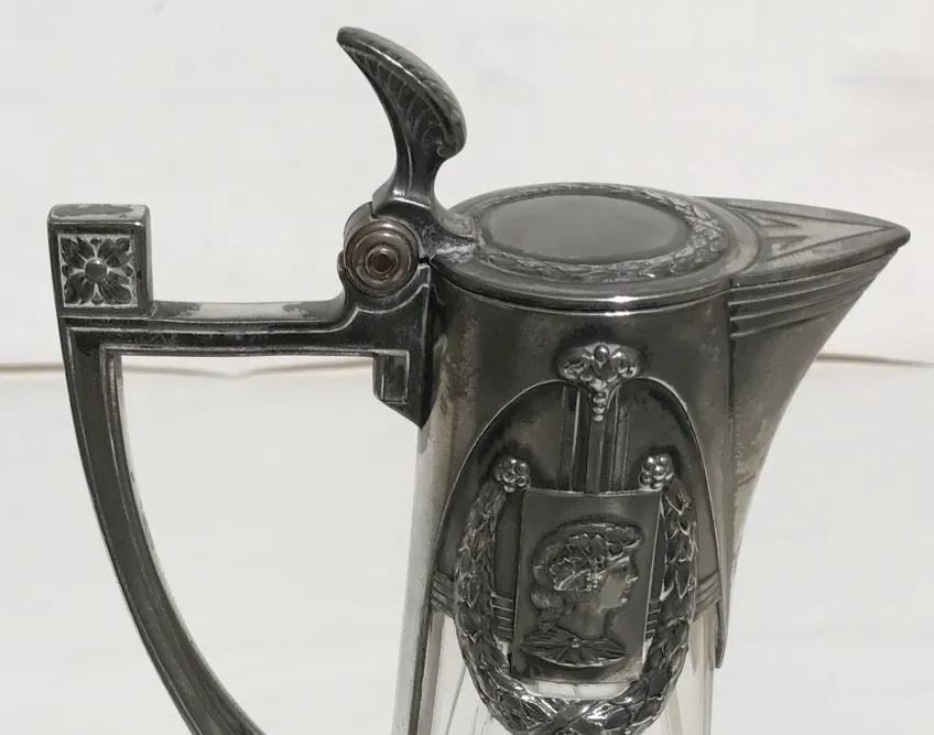 viste di due brocche antiche WMF con design eleganti in un ambiente neutro