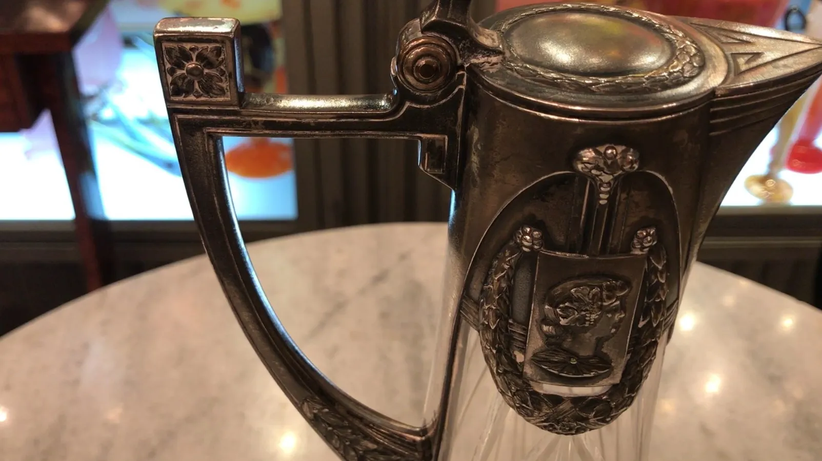 Duas jarras antigas WMF com belos detalhes decorativos.