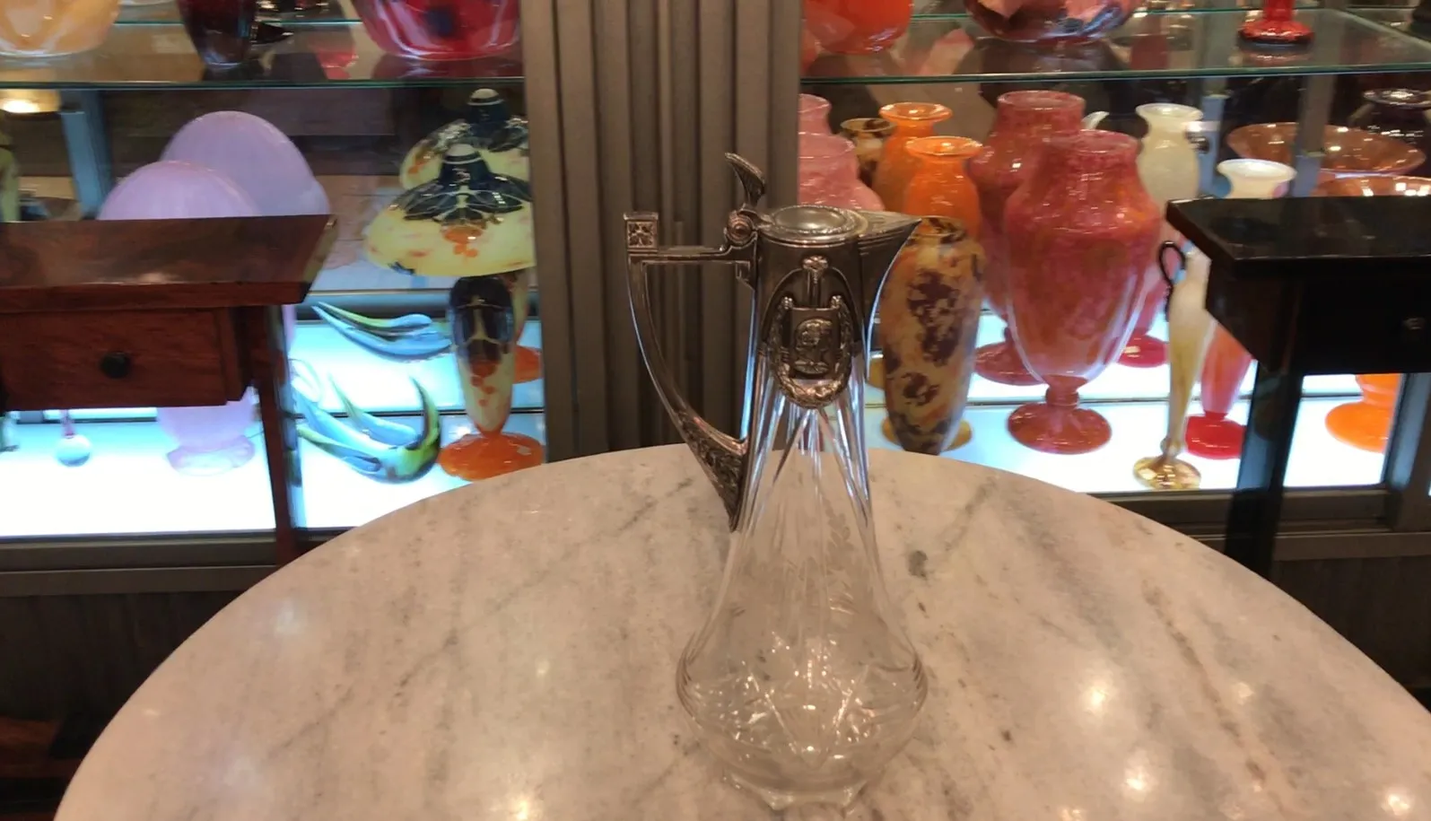 اثنان من أباريق WMF القديمة على طاولة رخامية