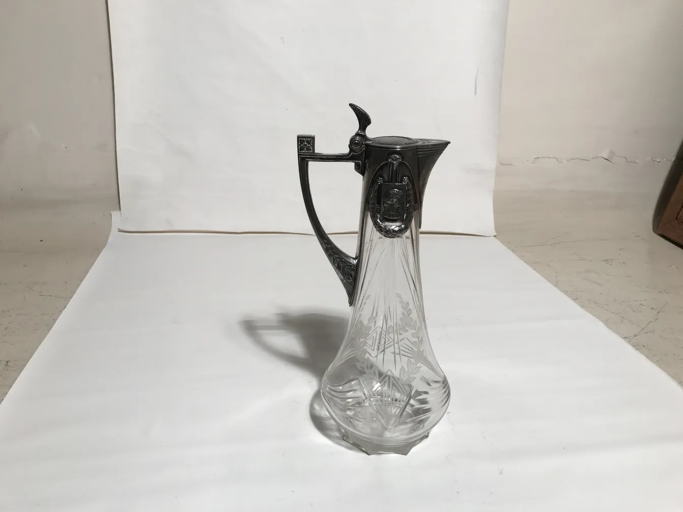 Zwei antike WMF Krüge mit elegantem Design und dekorativem Deckel, vor neutralem Hintergrund.