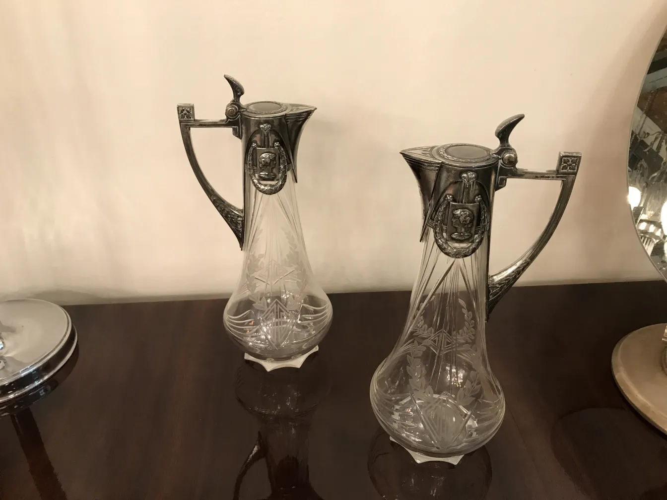 جرتان قديمتان wm-f مع أغطية زخرفية، خلفية فاتحة