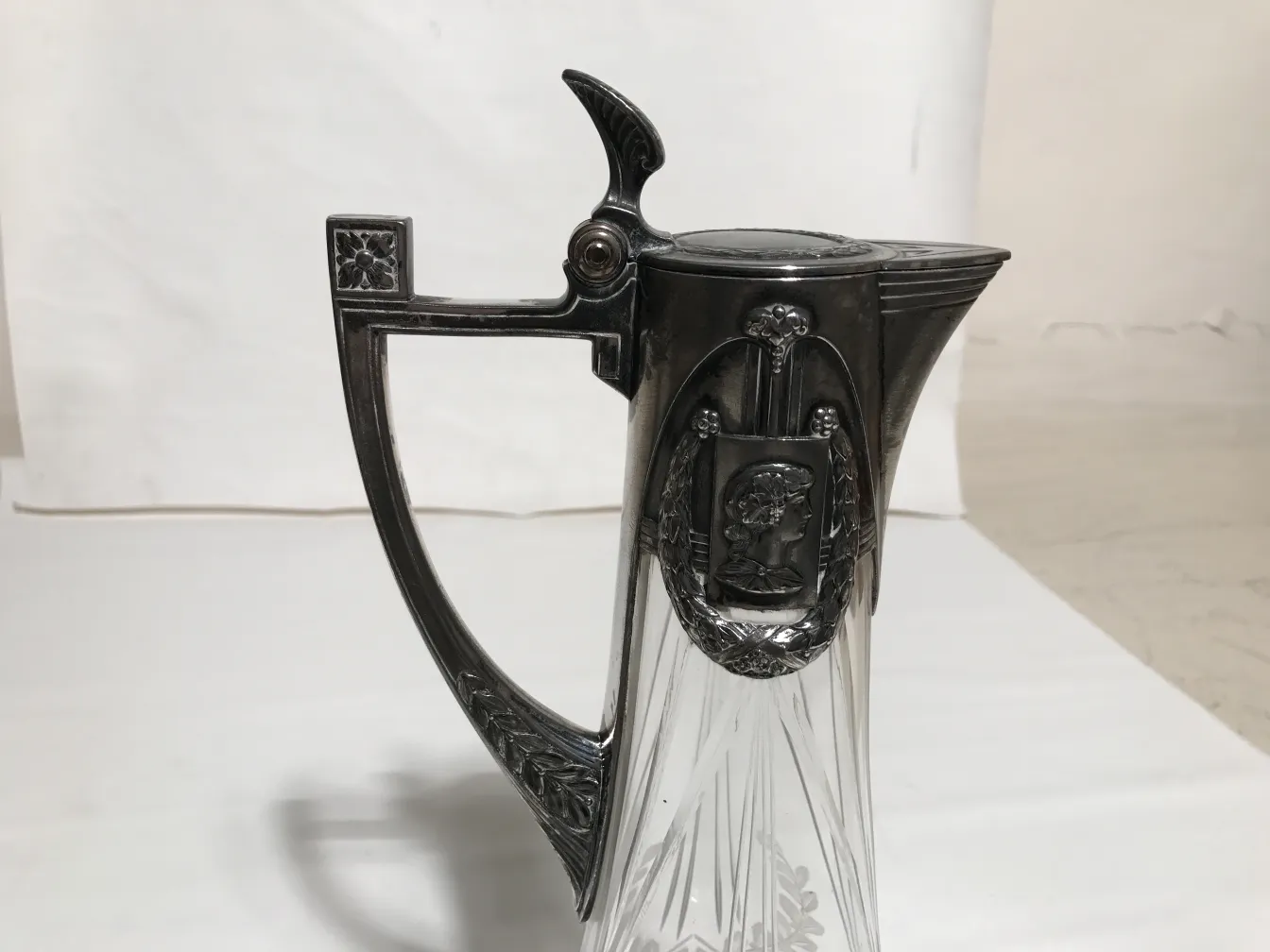 Detail von 2 antiken WMF Krügen mit eleganter Dekoration