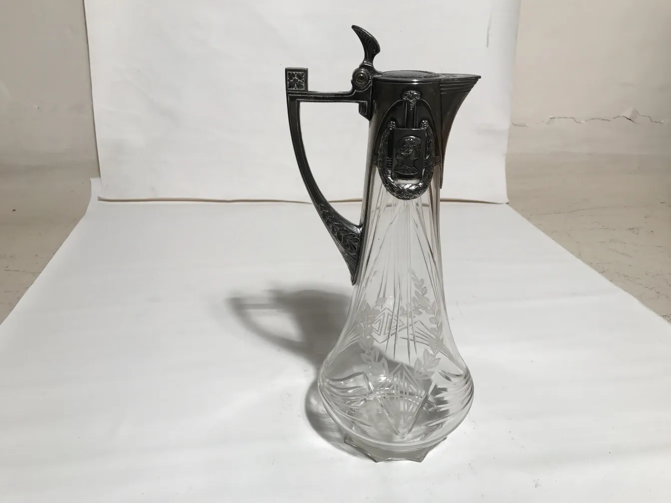 مجموعة من 2 أباريق عتيقة WMF بتصميم أنيق ونقوش مرئية على الزجاج.