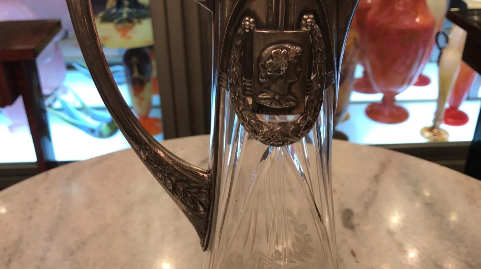 两只古董wmfs水瓶，细致图案和优雅手柄，搭配复古环境