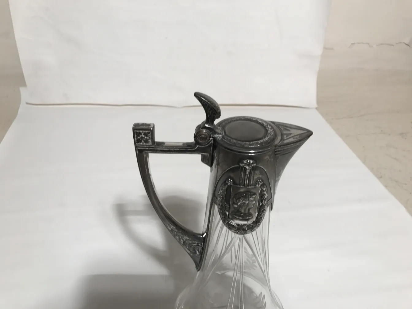 两个水瓶，设计优雅，带有风格化的手柄，WMF 古董。