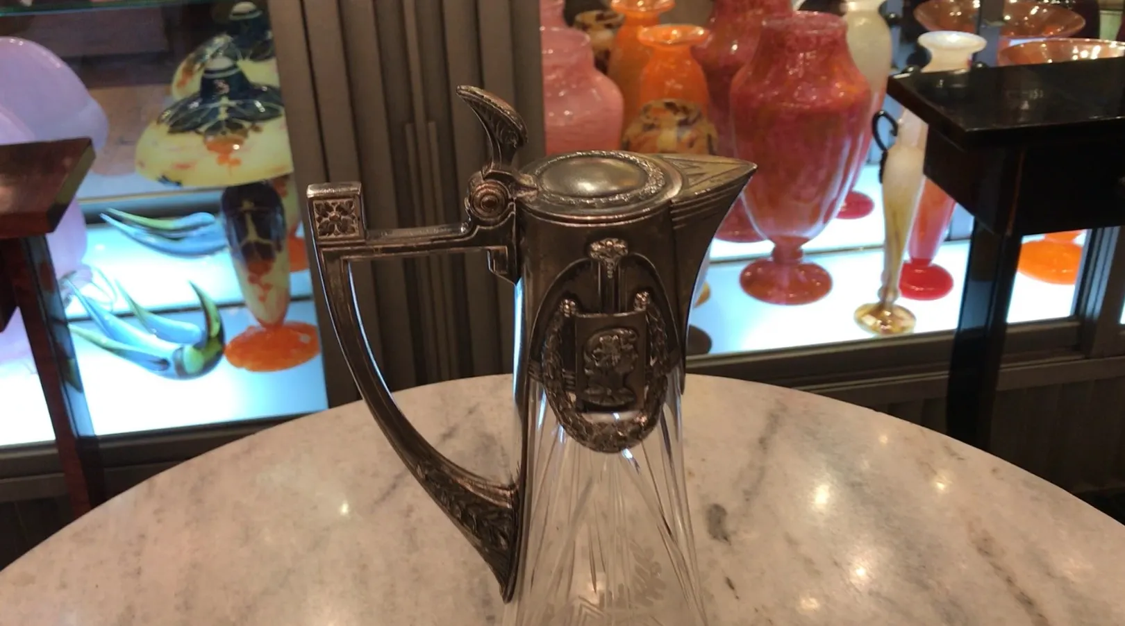 2 जग wmfd प्राचीन सुंदर डिज़ाइन, अन्य पुरानी वस्तुओं से घिरा हुआ