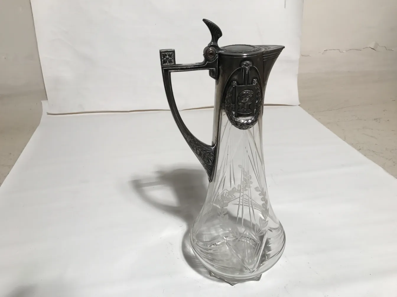 2 古董水瓶 wmF 设计华丽优雅，背景干净。