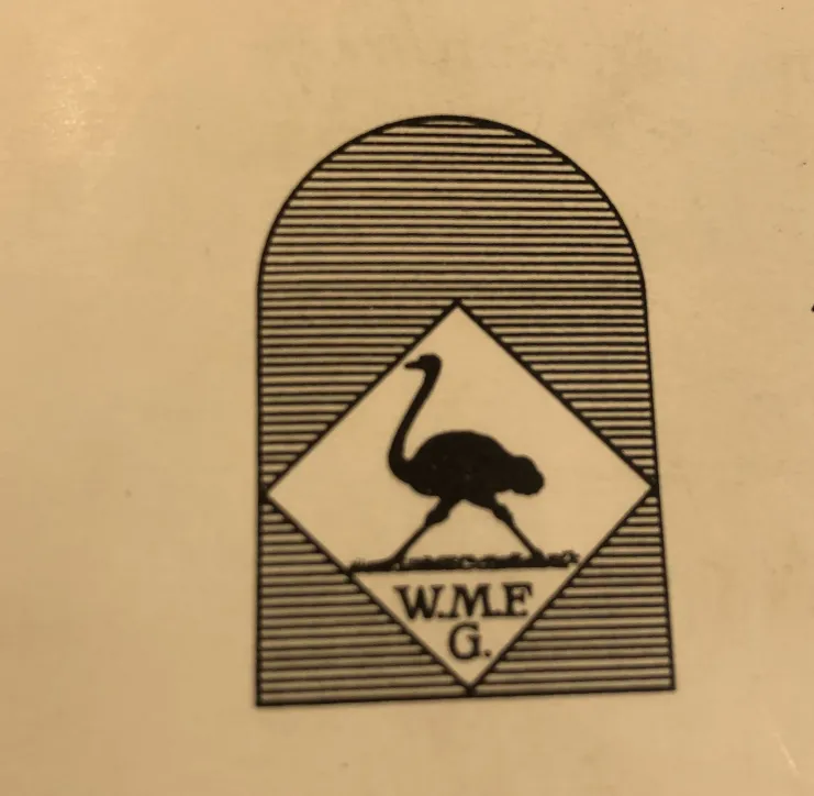 أباريق WMF قديمة، مزينة بشكل أنيق.