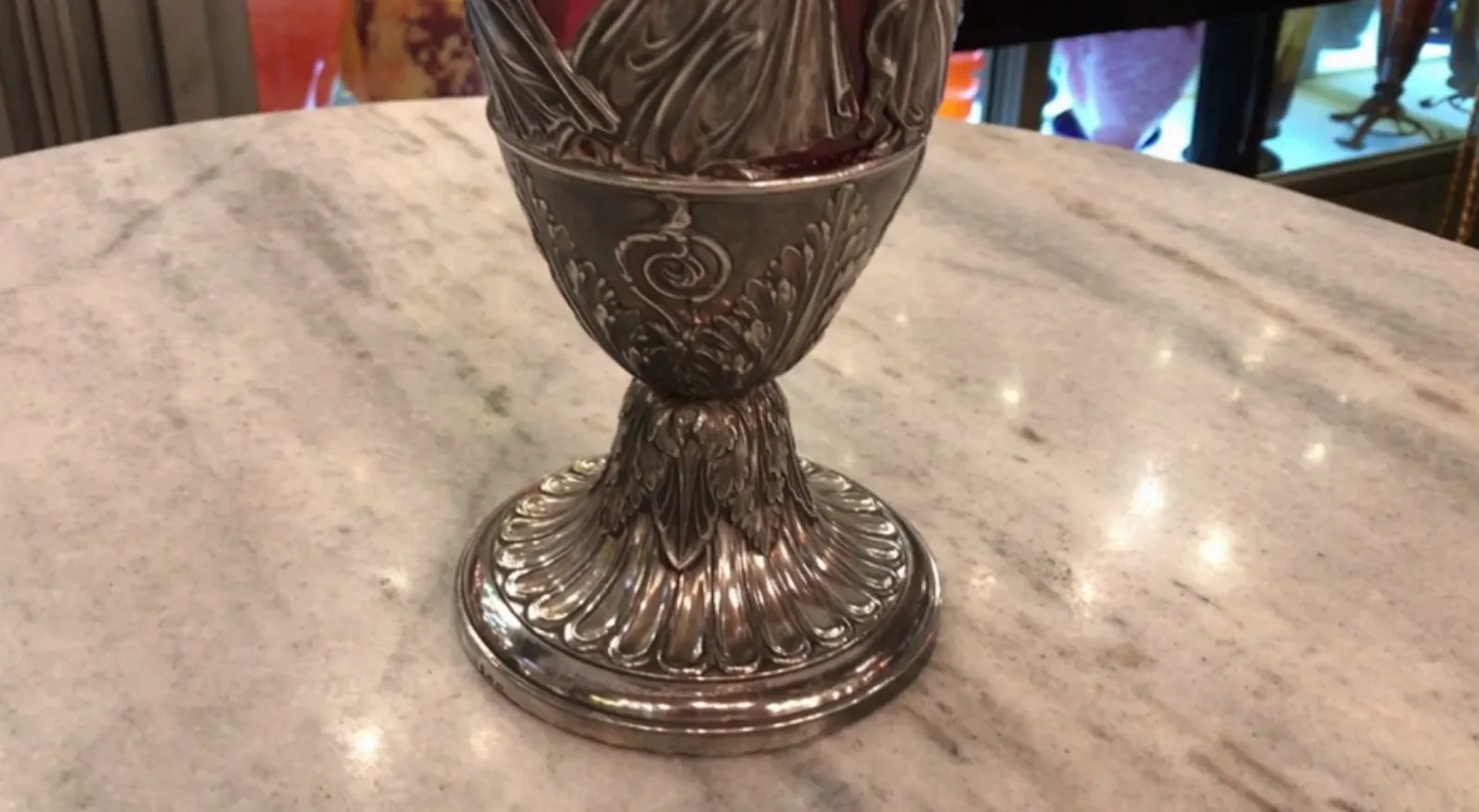 2 brocche antiche wmif con design dettagliato in uno sfondo elegante