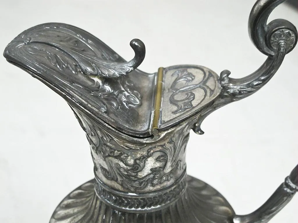 2 pichets wmfm antiques avec des détails décoratifs complexes