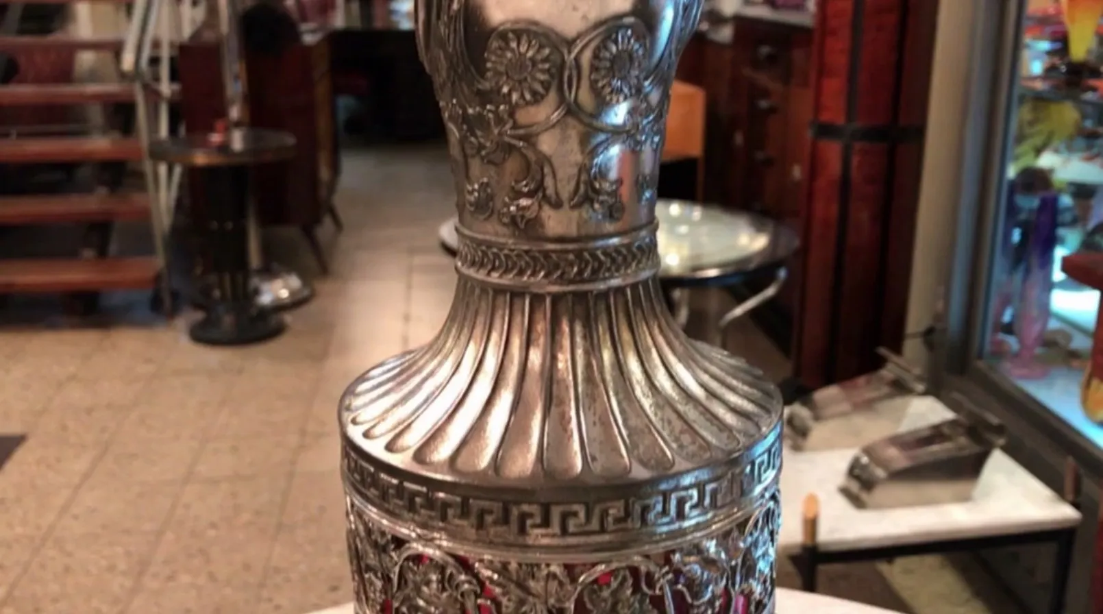 deux anciennes pichets WMF avec des motifs raffinés et des détails décoratifs, dans un cadre chaleureux.