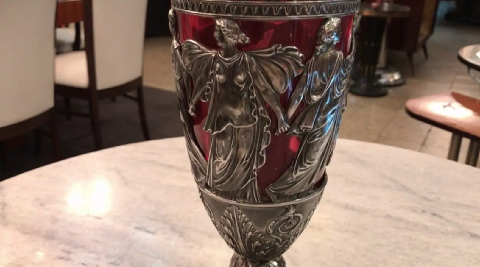 pichets antiques WMF au design sculptural et couleurs vibrantes, entourés d'un cadre chaleureux