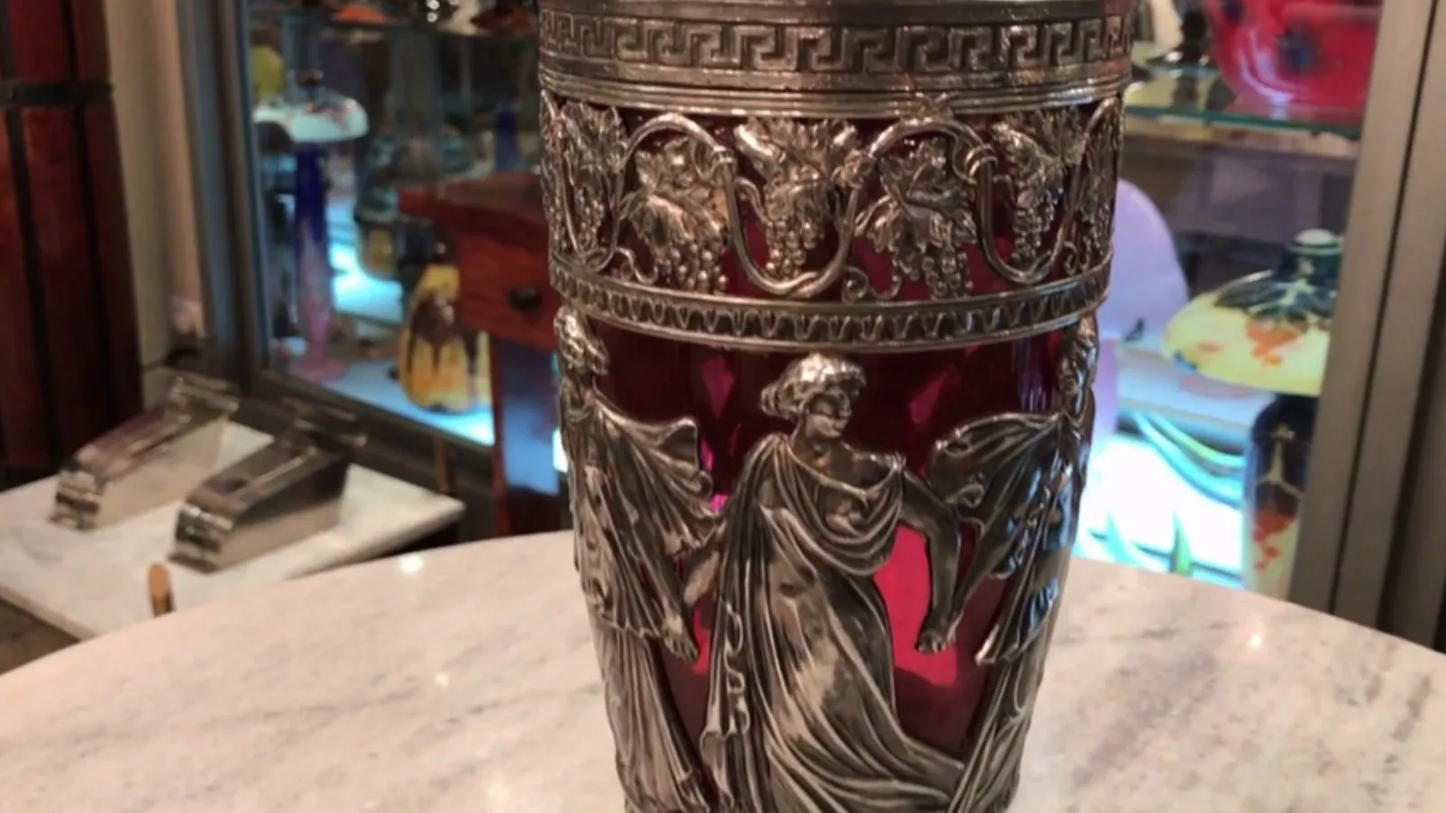 dos jarras wmfs antiguas con diseño elegante en un fondo atractivo