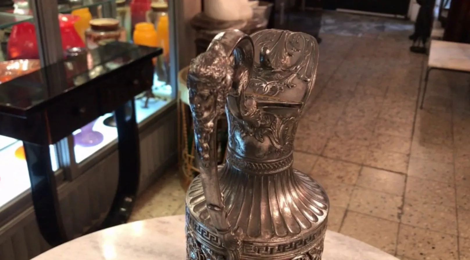 古い水差し2個wmf、複雑で光沢のあるデザイン、ビンテージの背景