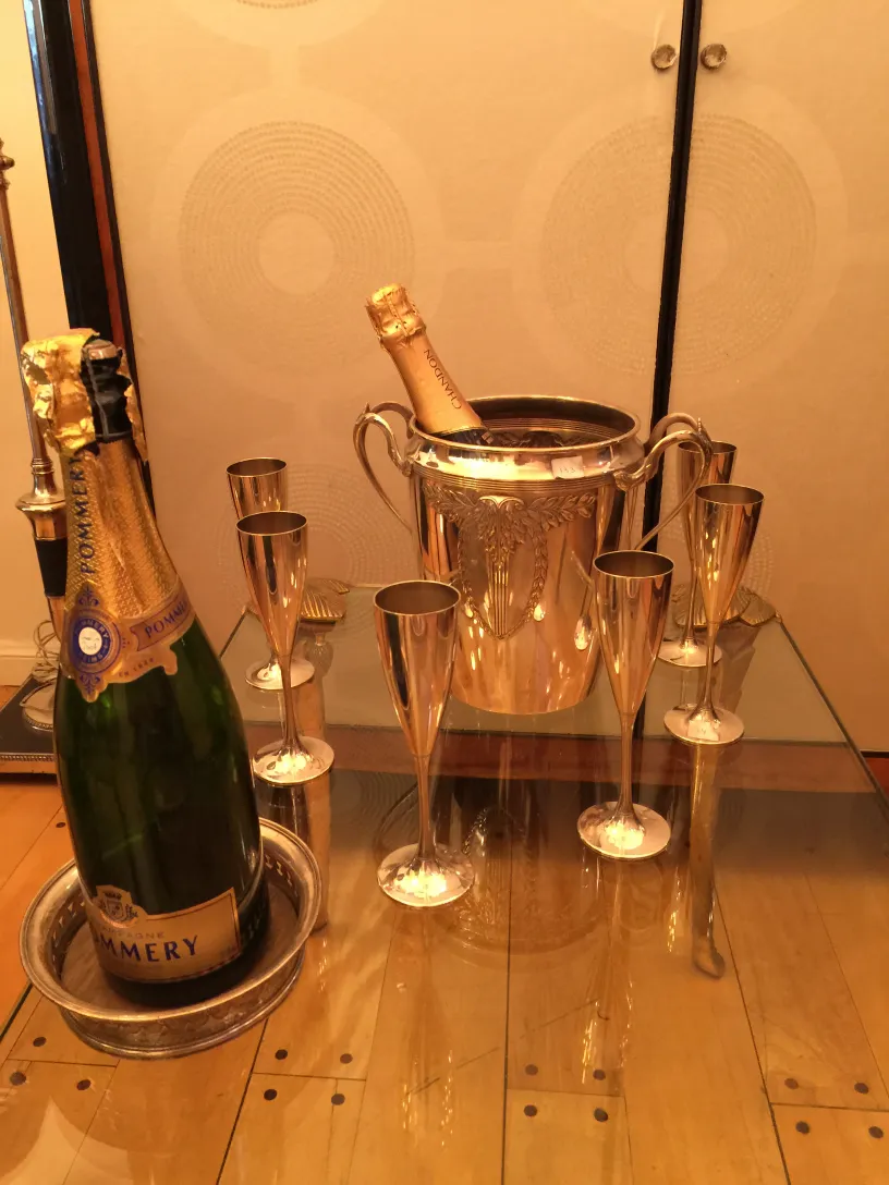 secchiello per champagne antico con bicchieri eleganti