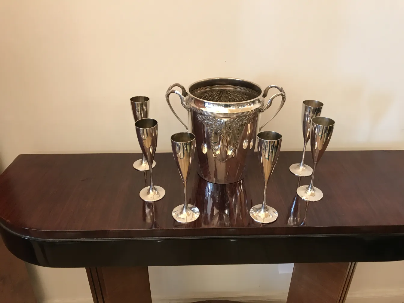 seau à champagne antique wmfi decorado com copos elegantes