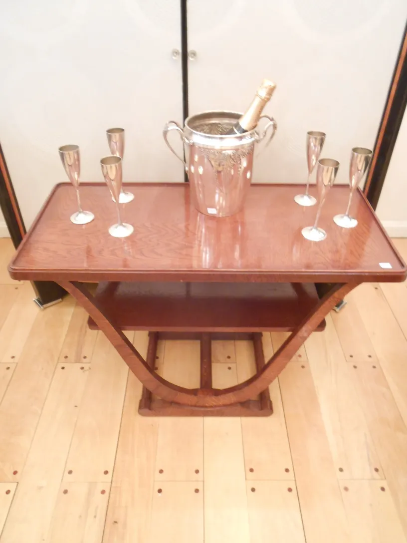 antiker champagnerkühler mit gläsern und flasche