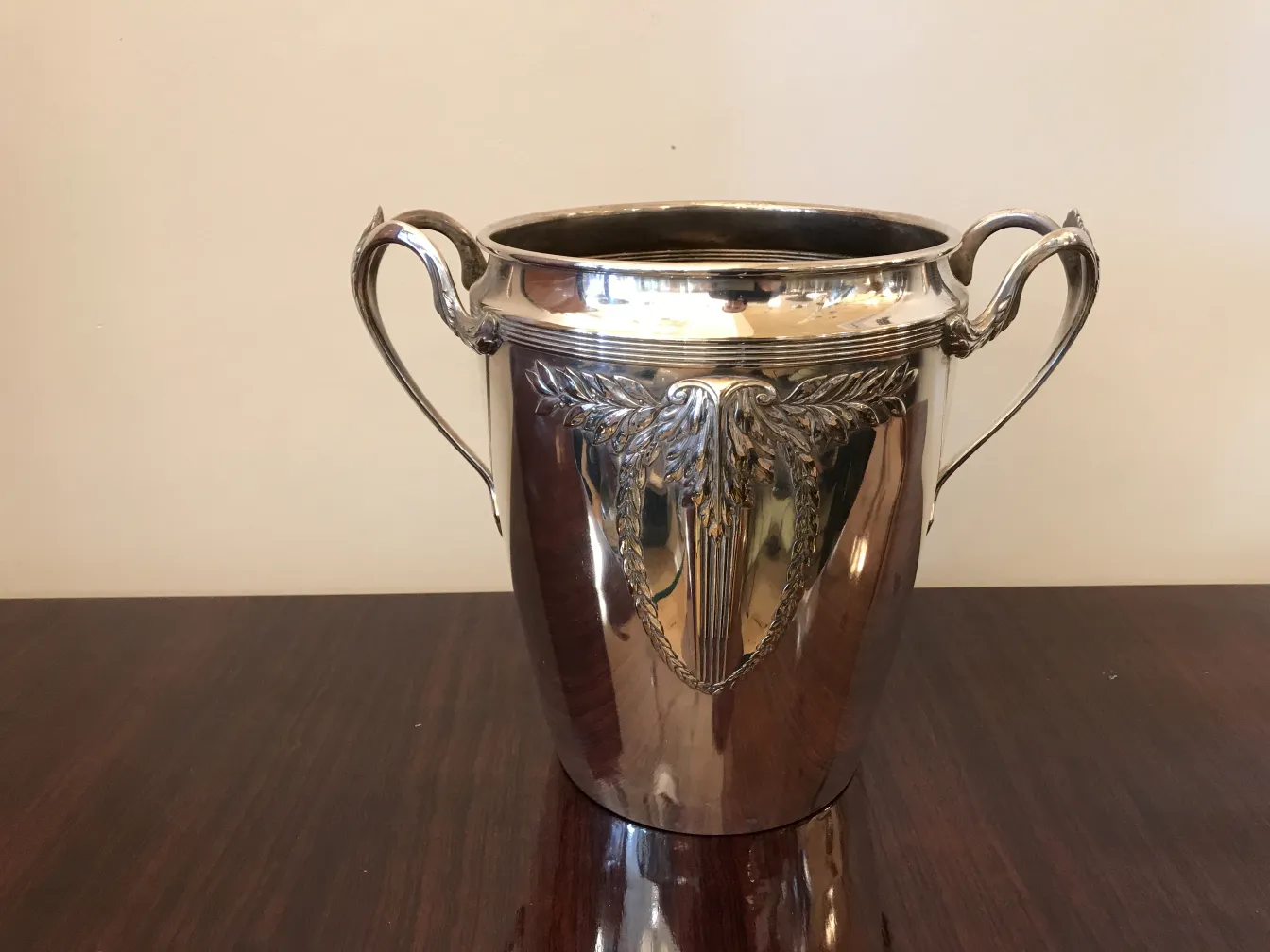 champanheira wmF elegante com alças decorativas e brilho