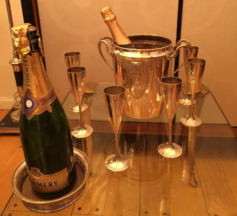 antiker champagnerkühler wmf mit elegantem design und gläsern