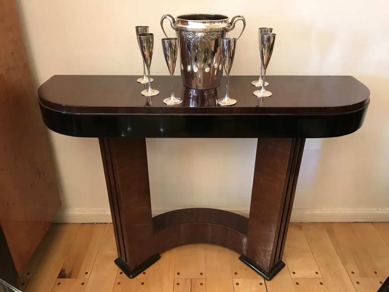 Secchiello per champagne antico WMF con bicchieri in un ambiente elegante.