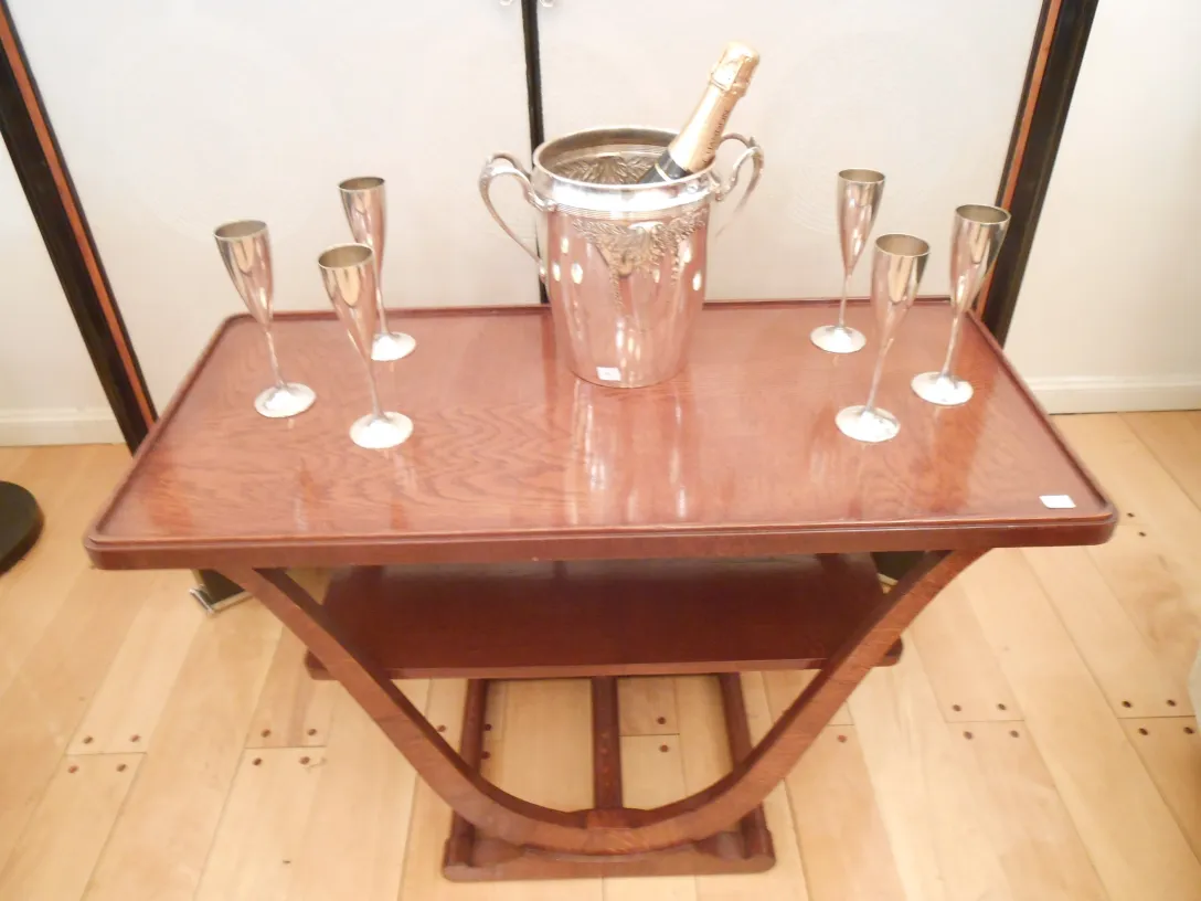 Antiker champagnerkühler wmF mit gläsern und tisch