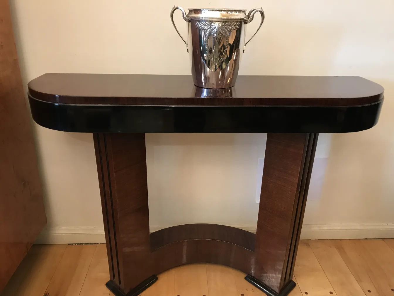 Antico secchiello per champagne WMF su un elegante tavolo, perfetto per feste