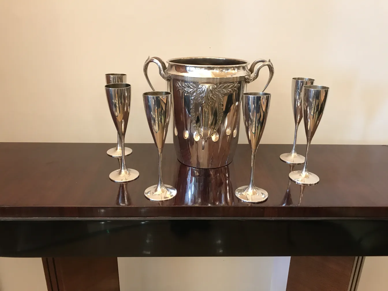 Antigua champanera WMF con copas elegantes alrededor