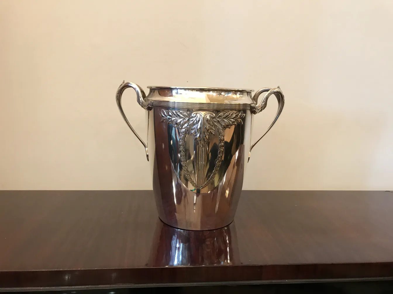 Secchiello per champagne WMF elegante su sfondo chiaro, con dettagli distintivi, perfetto per eventi.