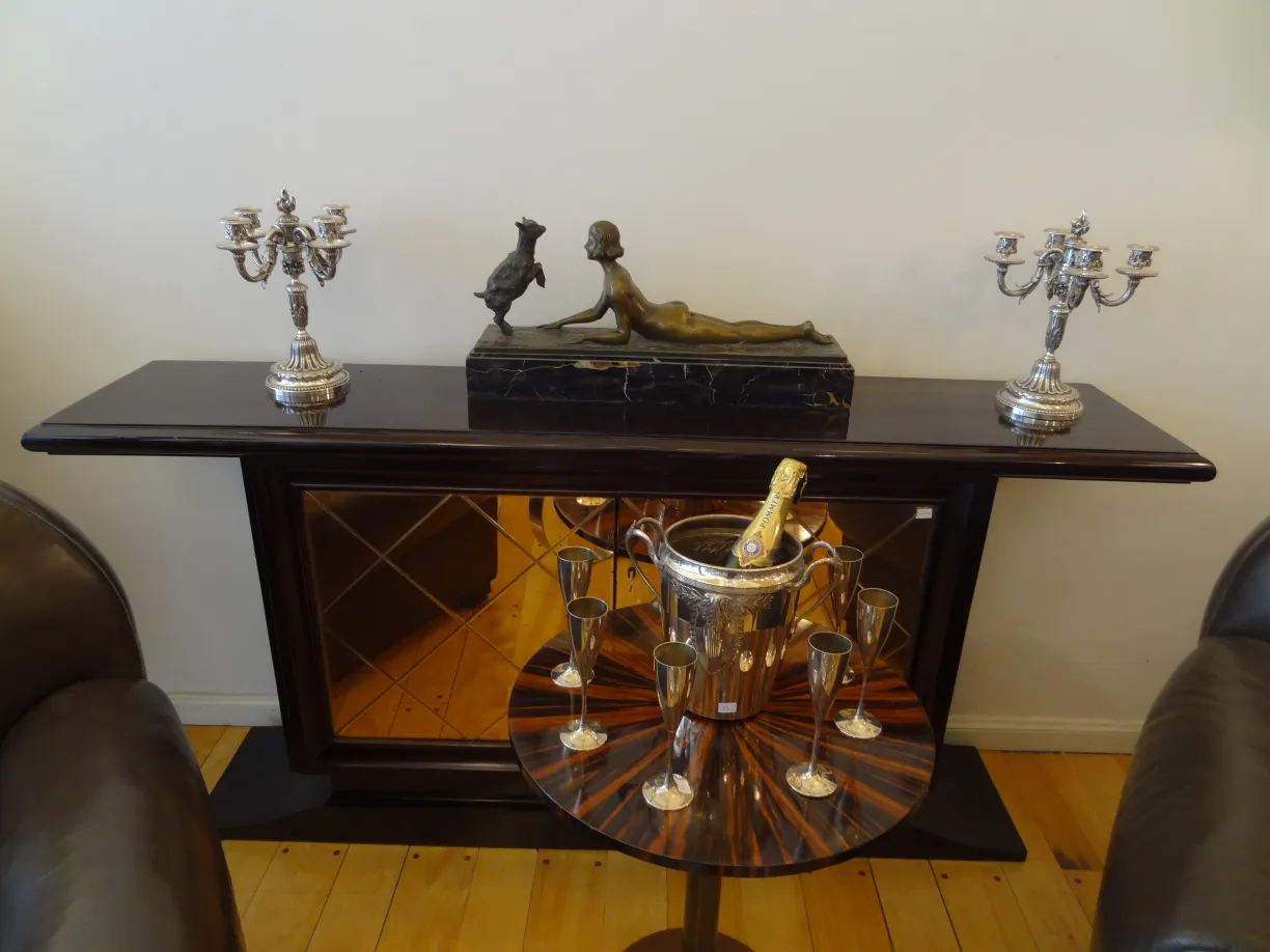 refroidisseur à champagne WMF sur une table avec des bougies et de la décoration.