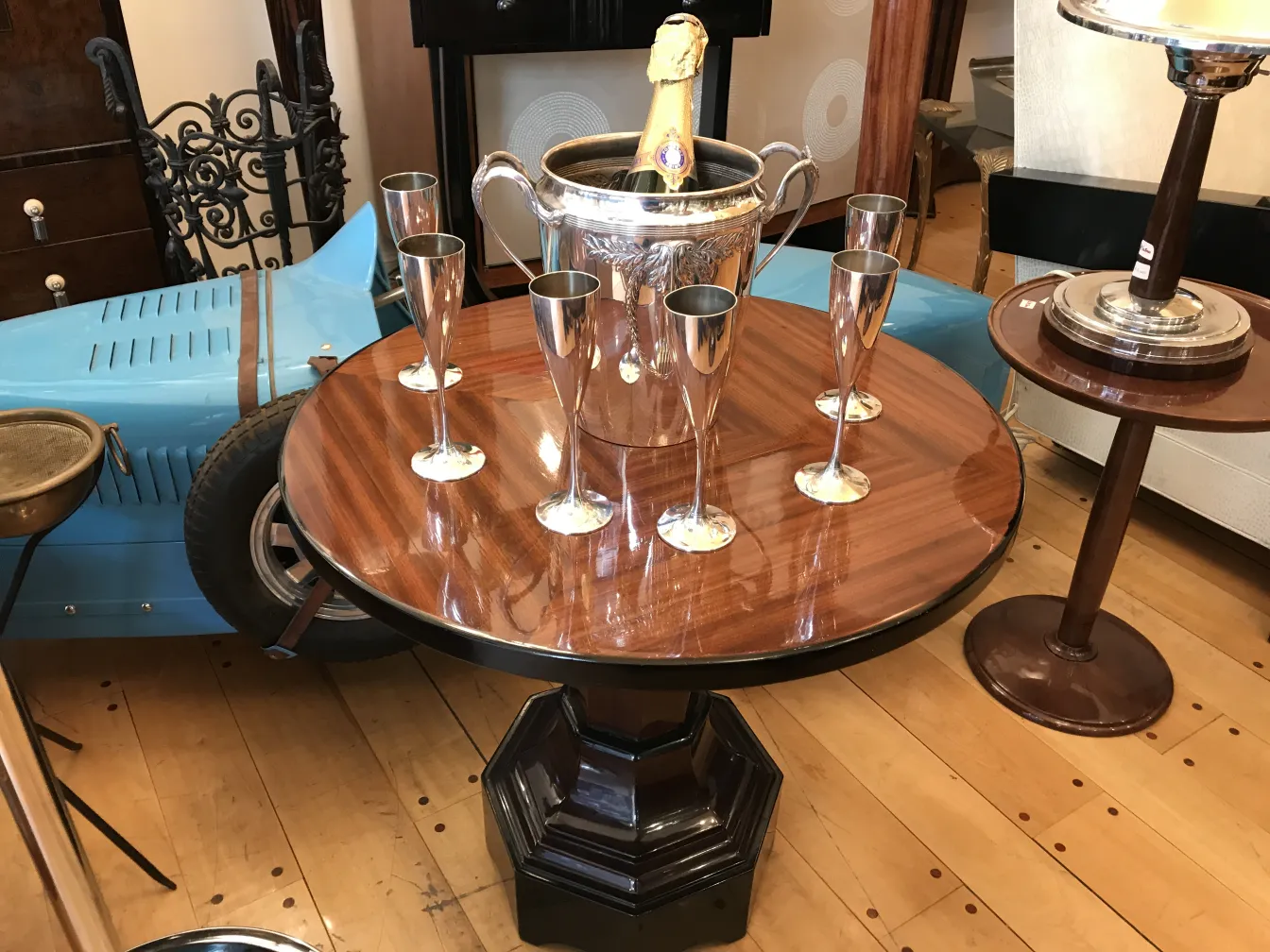 Secchiello per champagne WMF su un tavolo con flûtes