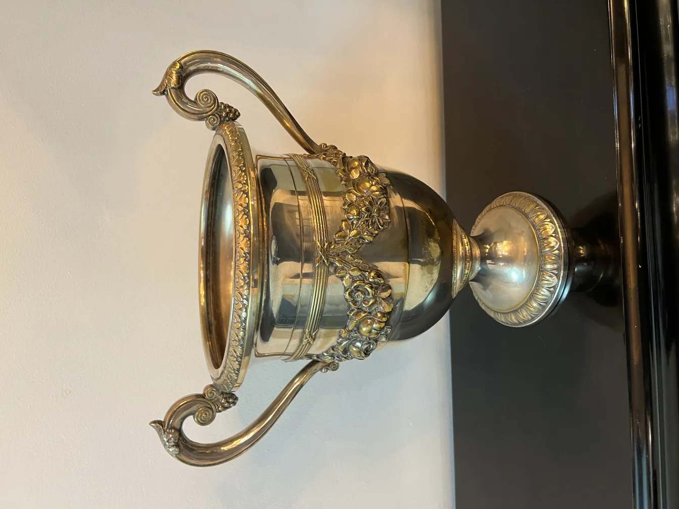 zwei antike Champagnerkühler mit Verzierungen.