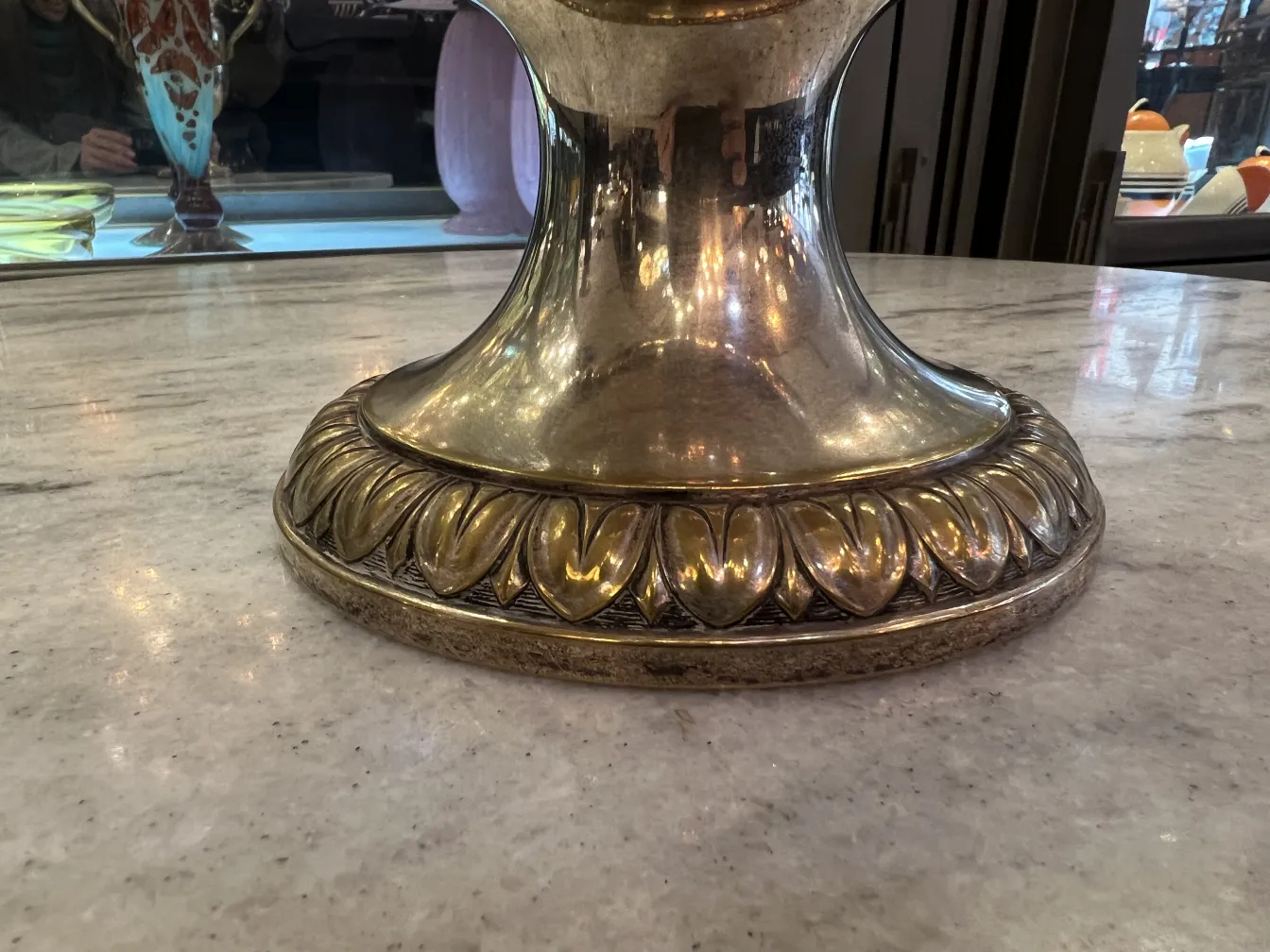 2 cooler de champanhe antigos com padrões decorativos na base