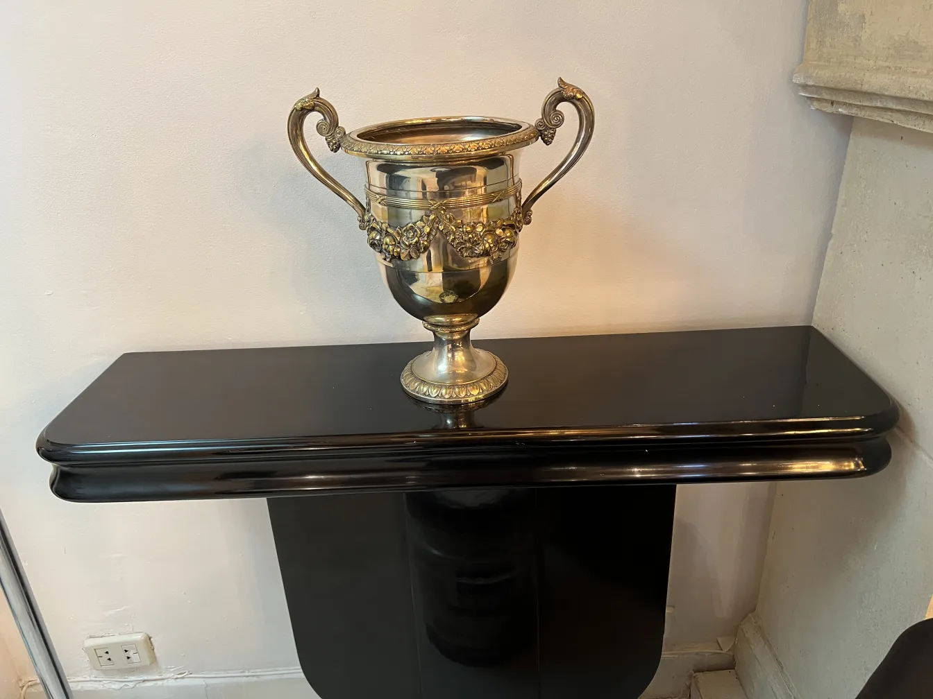 Vecchio raffreddatore per champagne wmf con dettagli decorativi su uno sfondo chiaro