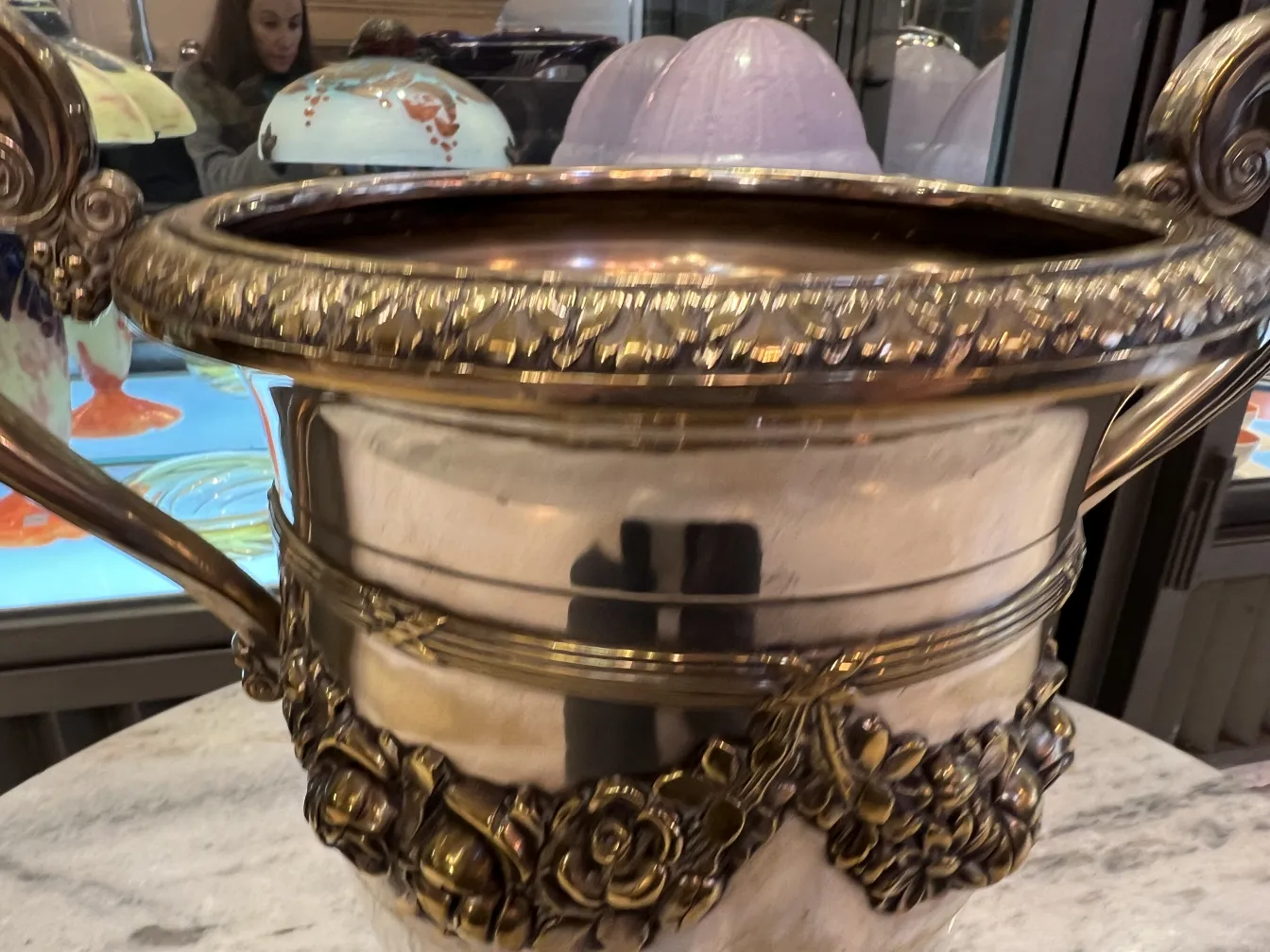 مبردات شمبانيا قديمة مزينة بالزهور في بيئة قديمة.