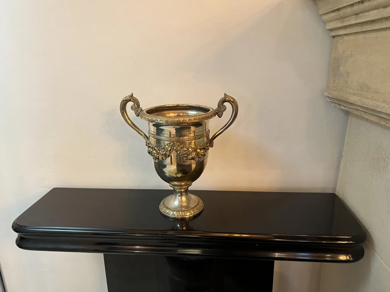 2 antique champagnerkühler mit dekorativen Griffen in stilvollem Umfeld