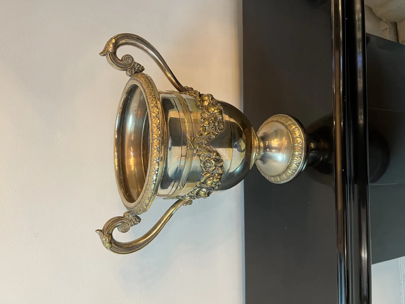 2 पुरानी शैम्पेन कूलर wmff, जटिल डिज़ाइन और सुंदर हैंडल के साथ।