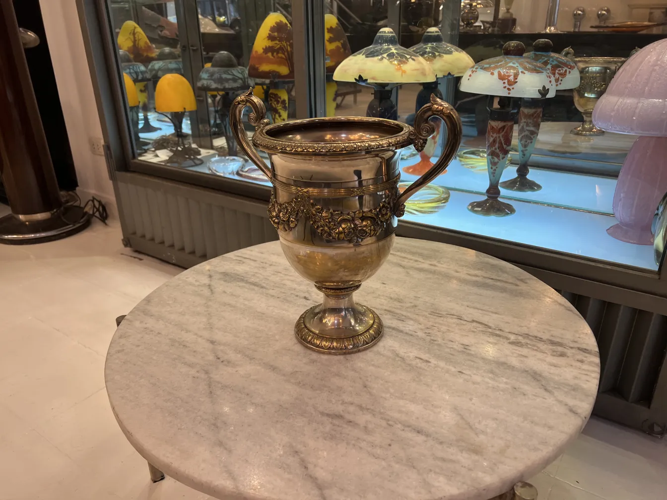 Raffreddatore per champagne antico wmfs su tavolo in marmo, con decorazione floreale.