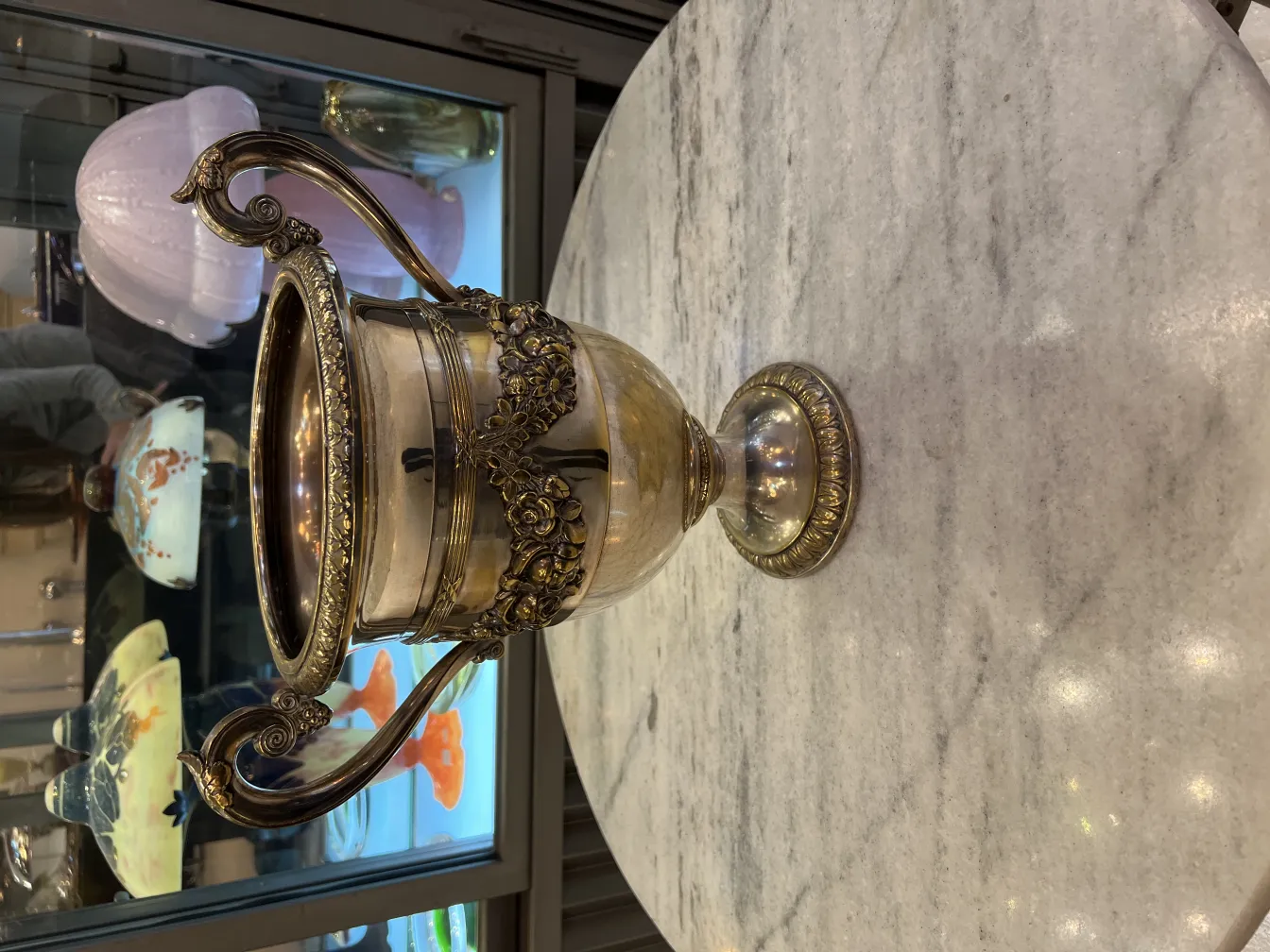 Seaux à champagne anciens de la marque WMF, avec un design élégant et des détails décoratifs