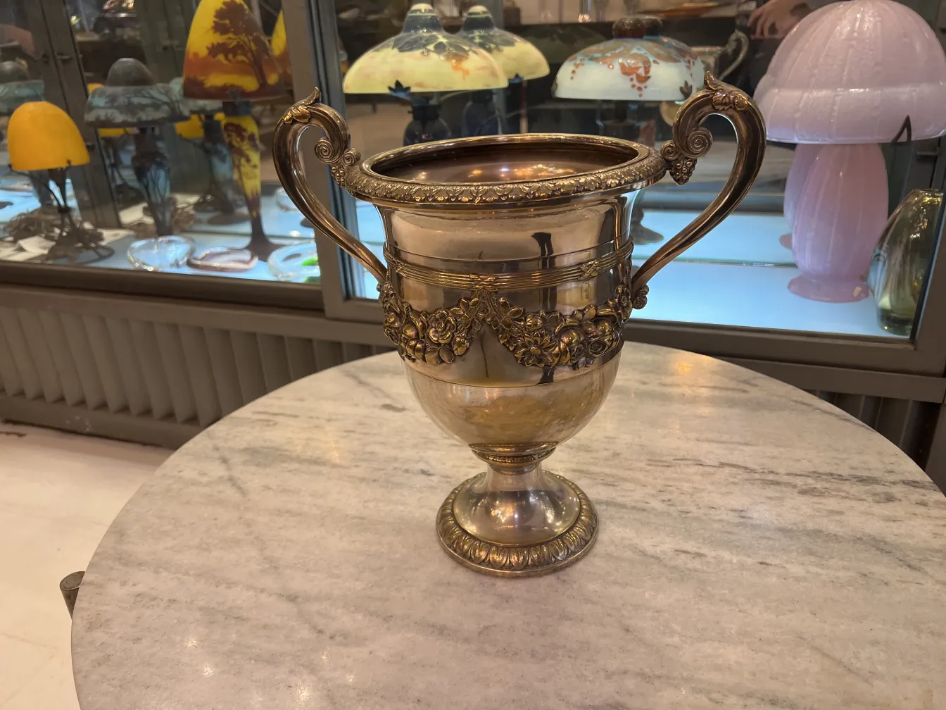 due antichi raffreddatori per champagne con design elegante e dettagli ornamentali, perfetti per servire champagne in occasioni speciali.