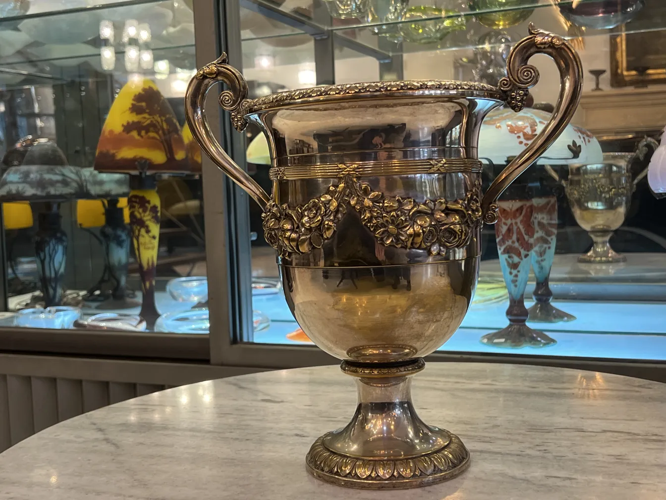 Due raffreddatori per champagne antichi con design decorativo